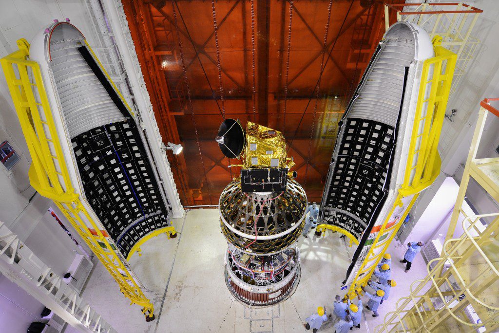 ScatSat-1 помещается в головной обтекатель. (Credit: ISRO)